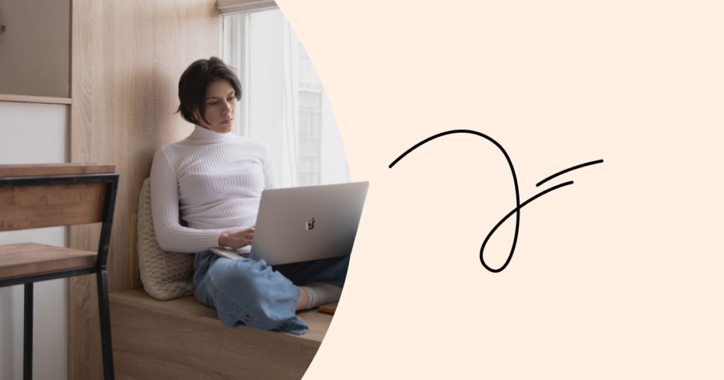 Emprendedora busca cómo crear una empresa online en el ordenador