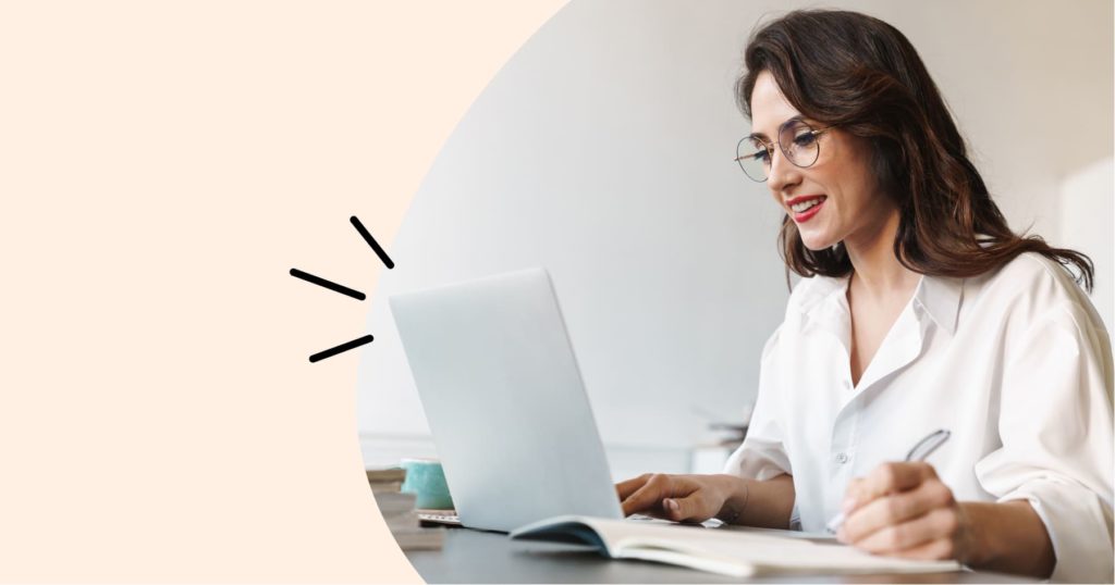 Emprendedora busca en el ordenador cómo funciona la factura electrónica b2b